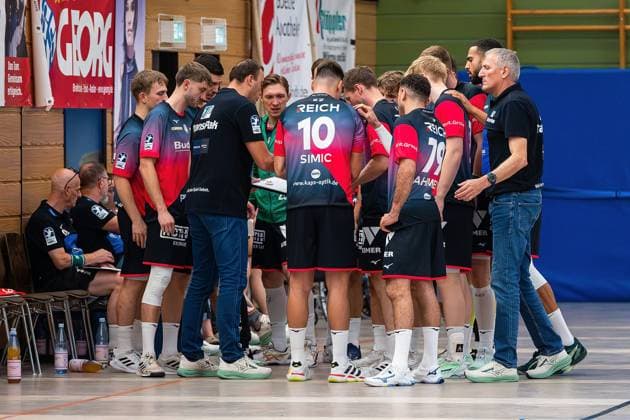 08 08 2025, xovx, Handball Lindencup 2025, HSG Wetzlar SC DHfK Leipzig Instructions from coach Momir Ilic HSG Wetzlar to his players Linden Stadthalle Hessen Germany EN