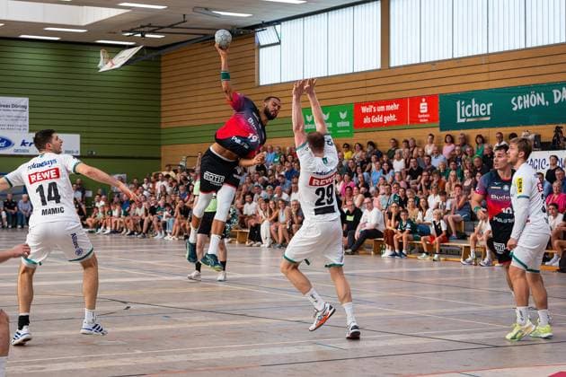 08 08 2025, xovx, Handball Lindencup 2025, HSG Wetzlar SC DHfK Leipzig v l Marko Mamic SC DHfK Leipzig , Philipp Ahouansou HSG Wetzlar , Adam Lönn SC DHfK Leipzig , Josip Simic HSG Wetzlar , Franz Semper SC DHfK Leipzig Linden Stadthalle Hessen Germany EN