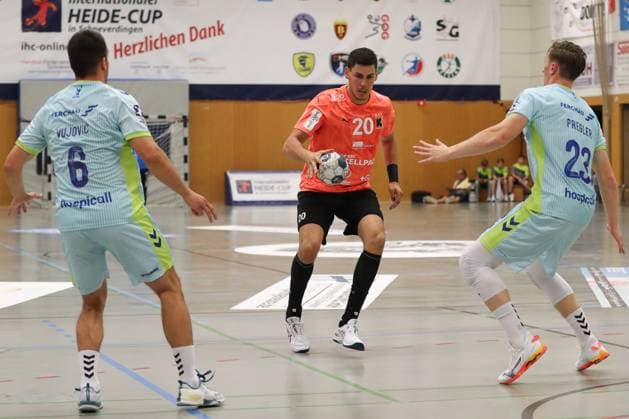 08 08 2025, xgox,Handball Heide Cup, VfL Gummersbach Kadetten Schaffhausen emspor, v l Lukas Maros Schaffhausen, 20 am Ball, plays the ball Schneverdingen