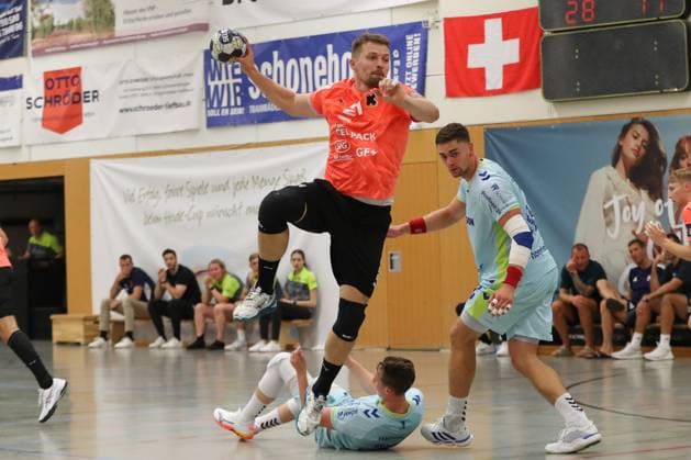 08 08 2025, xgox,Handball Heide Cup, VfL Gummersbach Kadetten Schaffhausen emspor, v l Daniel Reznicky Schaffhausen, 21 am Ball, plays the ball Schneverdingen