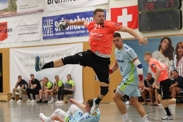08 08 2025, xgox,Handball Heide Cup, VfL Gummersbach Kadetten Schaffhausen emspor, v l Daniel Reznicky Schaffhausen, 21 am Ball, plays the ball Schneverdingen