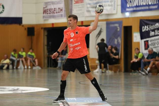 08 08 2025, xgox,Handball Heide Cup, VfL Gummersbach Kadetten Schaffhausen emspor, v l Dimitrij Kuettel Schaffhausen, 9 am Ball, plays the ball Schneverdingen