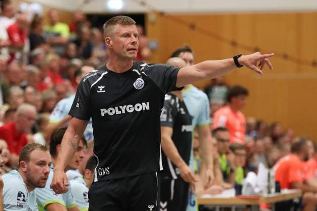 08 08 2025, xgox,Handball Heide Cup, VfL Gummersbach Kadetten Schaffhausen emspor, v l Gudjon Valur Sigurdsson Gummersbach, coach thoughtful Schneverdingen