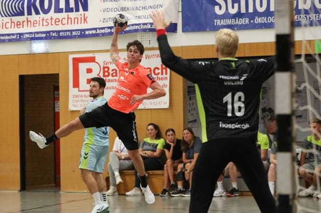 08 08 2025, xgox,Handball Heide Cup, VfL Gummersbach Kadetten Schaffhausen emspor, v l Yari Prince Schaffhausen, 3 throws goal, Torschuetze, erzielt Tor, Treffer, scores the goal Schneverdingen