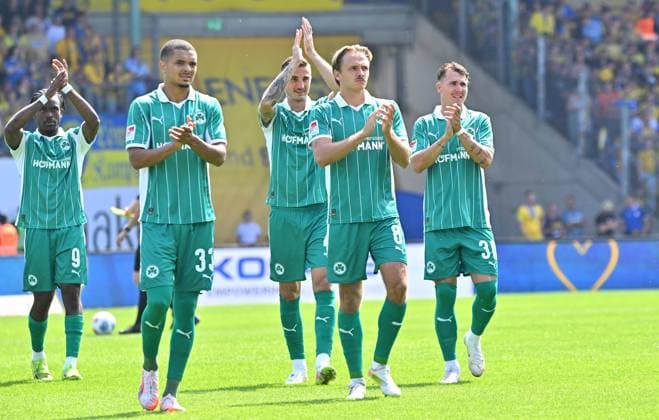 09 08 2025 Soccer Season 2025 2026 2 Soccer Bundesliga 02 Matchday Eintracht Braunschweig BTSV SpVgg Greuther Fürth Kleeblatt Sportfoto Zink MeZi xmexzix DFL regulations prohibit any use of photographs as image sequences and or quasi video only for editorial use Maximilian Solomon Dietz 33, SpVgg Greuther Fürth Philipp Ziereis 4, SpVgg Greuther Fürth Mathias Flaga Olesen 8, SpVgg Greuther Fürth Felix Klaus 30, SpVgg Greuther Fürth
