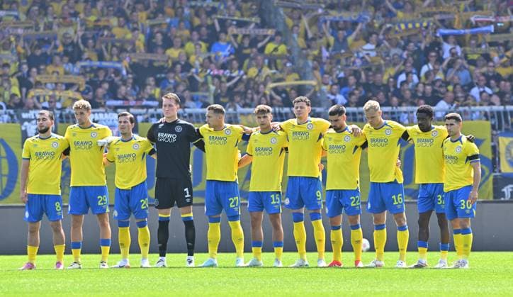09 08 2025 Soccer Season 2025 2026 2 Soccer Bundesliga 02 Matchday Eintracht Braunschweig BTSV SpVgg Greuther Fürth Kleeblatt Sportfoto Zink MeZi xmexzix DFL regulations prohibit any use of photographs as image sequences and or quasi video only for editorial use Mourning minute for Peter Kaack