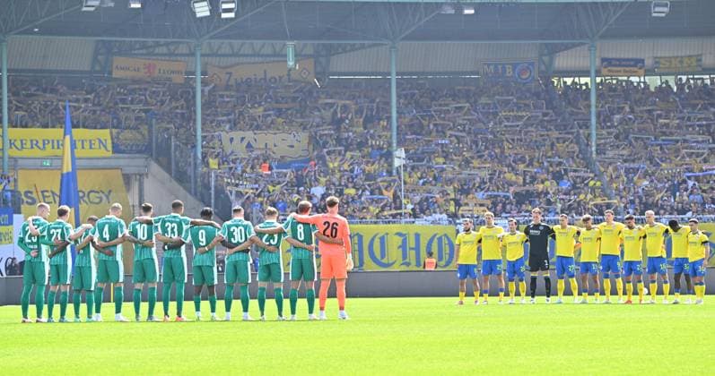 09 08 2025 Soccer Season 2025 2026 2 Soccer Bundesliga 02 Matchday Eintracht Braunschweig BTSV SpVgg Greuther Fürth Kleeblatt Sportfoto Zink MeZi xmexzix DFL regulations prohibit any use of photographs as image sequences and or quasi video only for editorial use Mourning minute for Peter Kaack