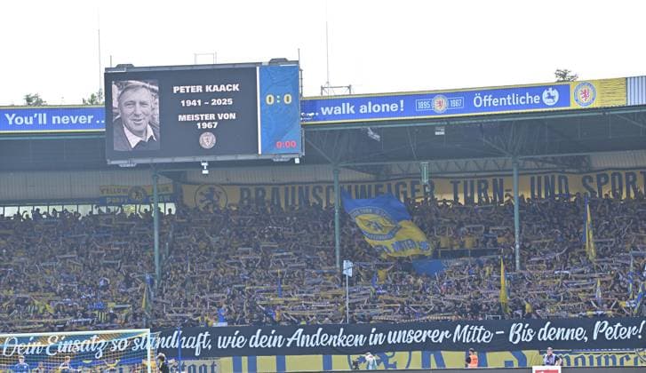 09 08 2025 Soccer Season 2025 2026 2 Soccer Bundesliga 02 Matchday Eintracht Braunschweig BTSV SpVgg Greuther Fürth Kleeblatt Sportfoto Zink MeZi xmexzix DFL regulations prohibit any use of photographs as image sequences and or quasi video only for editorial use Mourning minute for Peter Kaack