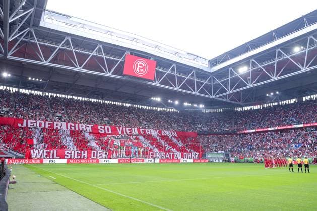 09 08 2025, Football, Fortuna Düsseldorf Hannover 96, 2 Fußball Bundesliga, Merkur Spiel Arena, Saison 2025 2026 Feature Choreo Choreography Choreography before the match Lettering Banner Jeder Gibt So Viel Wie Er Kann Weil Sich Der Einsatz Lohnt DFB regulations prohibit any use of photographs as image sequences and or quasi video Nordrhein Westfalen Germany
