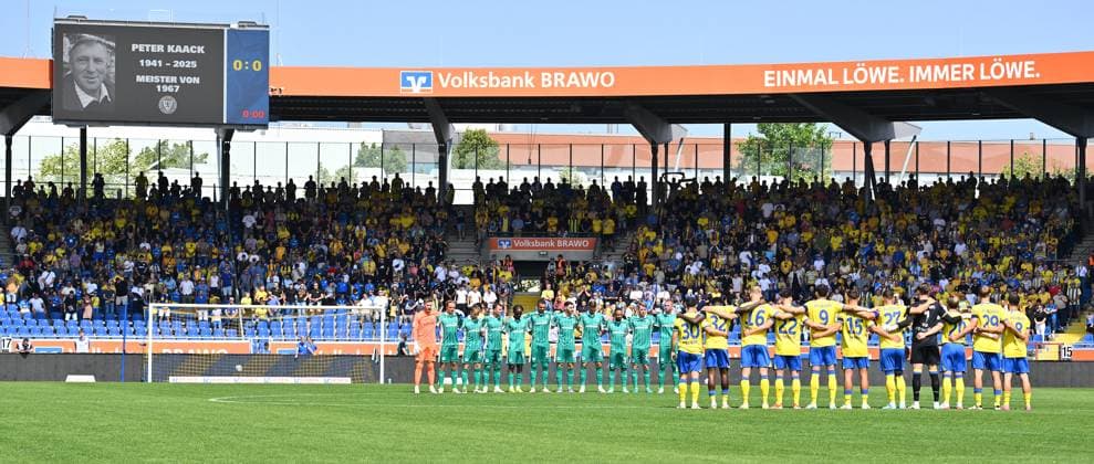 09 08 2025 Soccer Season 2025 2026 2 Soccer Bundesliga 02 Matchday Eintracht Braunschweig BTSV SpVgg Greuther Fürth Kleeblatt Sportfoto Zink xwoxzix DFL regulations prohibit any use of photographs as image sequences and or quasi video only for editorial use Schweigeminute Gedenkminute Gedenken Schweigen Trauer Andenken Peter Kaack