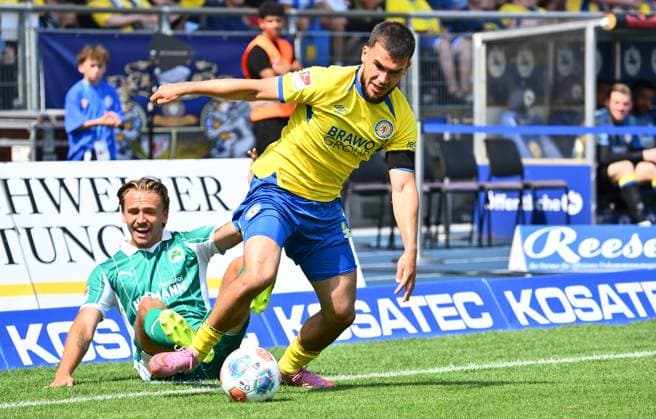 09 08 2025 Soccer Season 2025 2026 2 Soccer Bundesliga 02 Matchday Eintracht Braunschweig BTSV SpVgg Greuther Fürth Kleeblatt Sportfoto Zink xwoxzix DFL regulations prohibit any use of photographs as image sequences and or quasi video only for editorial use Mehmet Aydin 8, Eintracht Braunschweig BTSV EBS vor Mathias Flaga Olesen 8, SpVgg Greuther Fürth