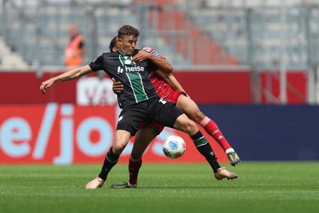 Benedikt Pichler Hannover 96 and Kenneth Schmidt Fortuna Duesseldorf in a duel during the 2 Bundesliga match between Fortuna Dusseldorf and Hannover 96, Merkur Spiel Arena on August 09, 2025 in Gelsenkirchen, Germany, Germany Photo by Oliver Kaelke DeFodi Images Benedikt Pichler Hannover 96 and Kenneth Schmidt Fortuna Duesseldorf battle for the ball during the 2 Bundesliga match between Fortuna Düsseldorf and Hannover 96 at Merkur Spiel Arena on August 9, 2025 in Gelsenkirchen, Germany Photo by Oliver Kaelke DeFodi Images DFB DFL REGULATIONS PROHIBIT ANY USE OF PHOTOGRAPHS AS IMAGE SEQUENCES AND OR QUASI VIDEO Photo by Oliver Kaelke DeFodi Images