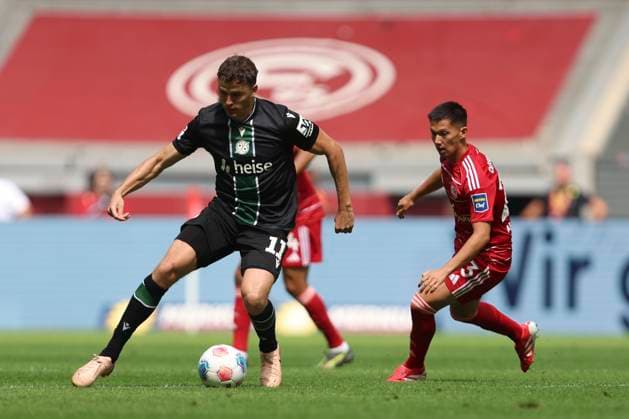 Benedikt Pichler Hannover 96 and Shinta Appelkamp Fortuna Duesseldorf battle for the ball during the 2 Bundesliga match between Fortuna Dusseldorf and Hannover 96 at Merkur Spiel Arena on August 09, 2025 in Gelsenkirchen, Germany, Germany Photo by Oliver Kaelke DeFodi Images Benedikt Pichler Hannover 96 and Shinta Appelkamp Fortuna Duesseldorf battle for the ball during the 2 Bundesliga match between Fortuna Düsseldorf and Hannover 96 at Merkur Spiel Arena on August 9, 2025 in Gelsenkirchen, Germany Photo by Oliver Kaelke DeFodi Images DFB DFL REGULATIONS PROHIBIT ANY USE OF PHOTOGRAPHS AS IMAGE SEQUENCES AND OR QUASI VIDEO Photo by Oliver Kaelke DeFodi Images