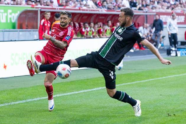 2 Soccer Bundesliga, Fortuna Düsseldorf Hannover 96 09 08 2025 Boris Tomiak Hannover 96, 3 robust against Matthias Zimmermann Fortuna Düsseldorf, 25 2 Soccer Bundesliga, Fortuna Düsseldorf Hannover 96, 2 matchday, on 09 08 2025, Merkur Spiel Arena, Düsseldorf DFL regulations prohibit any use of photographs as image sequences and or quasi video Copyright: xBEAUTIFULxSPORTS Meuselx