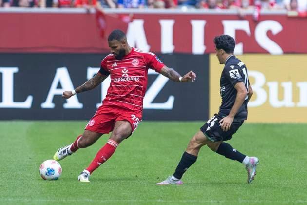 2 Fußball Bundesliga, Fortuna Düsseldorf Hannover 96 09 08 2025 Jamil Siebert Fortuna Düsseldorf, 20 , Husseyn Chakroun Hannover 96, 14 2 Fußball Bundesliga, Fortuna Düsseldorf Hannover 96, 2 Spieltag, am 09 08 2025, Merkur Spiel Arena, Düsseldorf DFL regulations prohibit any use of photographs as image sequences and or quasi video Copyright: xBEAUTIFULxSPORTS Meuselx