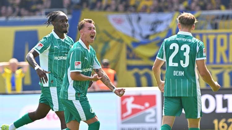 09 08 2025 Soccer Season 2025 2026 2 Soccer Bundesliga 02 Matchday Eintracht Braunschweig BTSV SpVgg Greuther Fürth Kleeblatt Sportfoto Zink MeZi xmexzix DFL regulations prohibit any use of photographs as image sequences and or quasi video only for editorial use Torjubel Jubel Freude nach Treffer Tor Torschuß zum 0 1 durch Felix Klaus 30, SpVgg Greuther Fürth