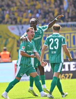09 08 2025 Soccer Season 2025 2026 2 Soccer Bundesliga 02 Matchday Eintracht Braunschweig BTSV SpVgg Greuther Fürth Kleeblatt Sportfoto Zink MeZi xmexzix DFL regulations prohibit any use of photographs as image sequences and or quasi video only for editorial use Torjubel Jubel Freude nach Treffer Tor Torschuß zum 0 1 durch Felix Klaus 30, SpVgg Greuther Fürth