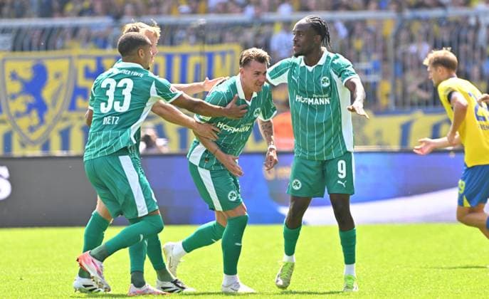 09 08 2025 Soccer Season 2025 2026 2 Soccer Bundesliga 02 Matchday Eintracht Braunschweig BTSV SpVgg Greuther Fürth Kleeblatt Sportfoto Zink MeZi xmexzix DFL regulations prohibit any use of photographs as image sequences and or quasi video only for editorial use Torjubel Jubel Freude nach Treffer Tor Torschuß zum 0 1 durch Felix Klaus 30, SpVgg Greuther Fürth