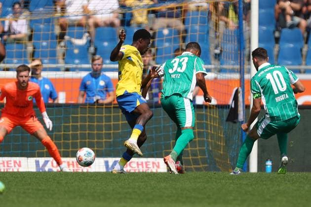 Braunschweig vs Fürth, 2 BL Braunschweig, 09 08 2025, FUßBALL Eintracht Braunschweig vs SpVgg Greuther Fürth, 2 BL, Season 2025 26 Christian Conteh Eintracht Braunschweig , Maximilian Dietz Greuther Fürth Braunschweig