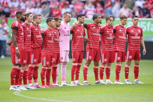 09 08 2025, Football, Fortuna Düsseldorf Hannover 96, 2 Fußball Bundesliga, Merkur Spiel Arena, Saison 2025 2026 Die Startelf der Fortuna ARm in Arm bei der Schweigeminute vor dem Spiel DFB regulations prohibit any use of photographs as image sequences and or quasi video Nordrhein Westfalen Germany