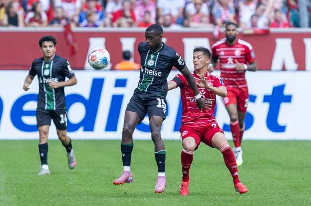 2 Soccer Bundesliga, Fortuna Düsseldorf Hannover 96 09 08 2025 Noel Aseko Nkili Hannover 96, 15 , Matthias Zimmermann Fortuna Düsseldorf, 25 2 Soccer Bundesliga, Fortuna Düsseldorf Hannover 96, 2 Matchday, am 09 08 2025, Merkur Spiel Arena, Düsseldorf DFL regulations prohibit any use of photographs as image sequences and or quasi video Copyright: xBEAUTIFULxSPORTS Meuselx