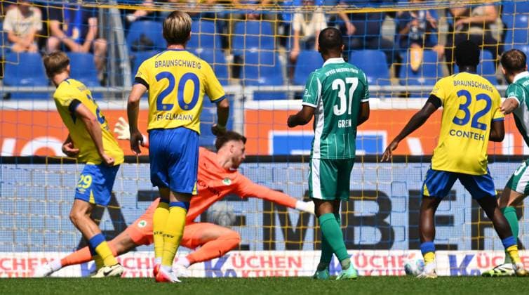 09 08 2025 Soccer Season 2025 2026 2 Soccer Bundesliga 02 Matchday Eintracht Braunschweig BTSV SpVgg Greuther Fürth Kleeblatt Sportfoto Zink xwoxzix DFL regulations prohibit any use of photographs as image sequences and or quasi video only for editorial use Lukas Frenkert 29, Eintracht Braunschweig BTSV EBS erzielt Treffer Tor Torschuß zum 1 1 gegen Pelle Boevink 26, SpVgg Greuther Fürth