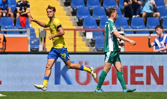 09 08 2025 Soccer Season 2025 2026 2 Soccer Bundesliga 02 Matchday Eintracht Braunschweig BTSV SpVgg Greuther Fürth Kleeblatt Sportfoto Zink xwoxzix DFL regulations prohibit any use of photographs as image sequences and or quasi video only for editorial use Torjubel Jubel nach Treffer Torschuß zum 1 1 durch Lukas Frenkert 29, Eintracht Braunschweig BTSV EBS Gian Luca Gian Luca Itter 27, SpVgg Greuther Fürth disappointed disappointment