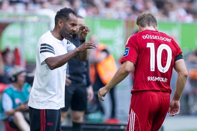 2 Soccer Bundesliga, Fortuna Düsseldorf Hannover 96 09 08 2025 Daniel Thioune Fortuna Düsseldorf, head coach gives Christian Rasmussen Fortuna Düsseldorf, 10 instructions 2 Soccer Bundesliga, Fortuna Düsseldorf Hannover 96, 2 Matchday, on 09 08 2025, Merkur Spiel Arena, Düsseldorf DFL regulations prohibit any use of photographs as image sequences and or quasi video Copyright: xBEAUTIFULxSPORTS Meuselx