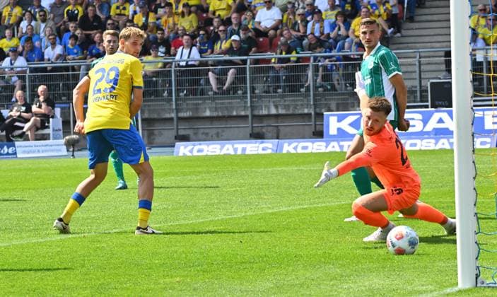 09 08 2025 Soccer Season 2025 2026 2 Soccer Bundesliga 02 Matchday Eintracht Braunschweig BTSV SpVgg Greuther Fürth Kleeblatt Sportfoto Zink MeZi xmexzix DFL regulations prohibit any use of photographs as image sequences and or quasi video only for editorial use Lukas Frenkert 29, Eintracht Braunschweig BTSV EBS erzielt Treffer Tor Torschuß zum 1 1 fgegen Pelle Boevink 26, SpVgg Greuther Fürth