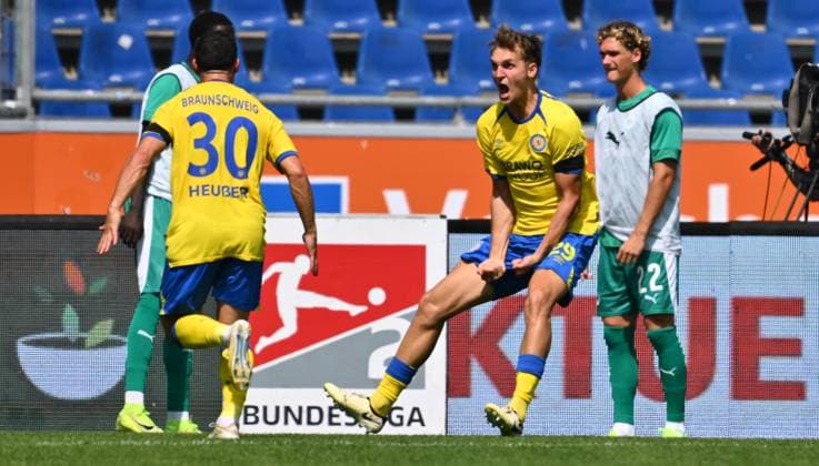 09 08 2025 Soccer Season 2025 2026 2 Soccer Bundesliga 02 Matchday Eintracht Braunschweig BTSV SpVgg Greuther Fürth Kleeblatt Sportfoto Zink xwoxzix DFL regulations prohibit any use of photographs as image sequences and or quasi video only for editorial use Torjubel Jubel Freude nach Treffer Torschuß zum 1 1 durch Lukas Frenkert 29, Eintracht Braunschweig BTSV EBS
