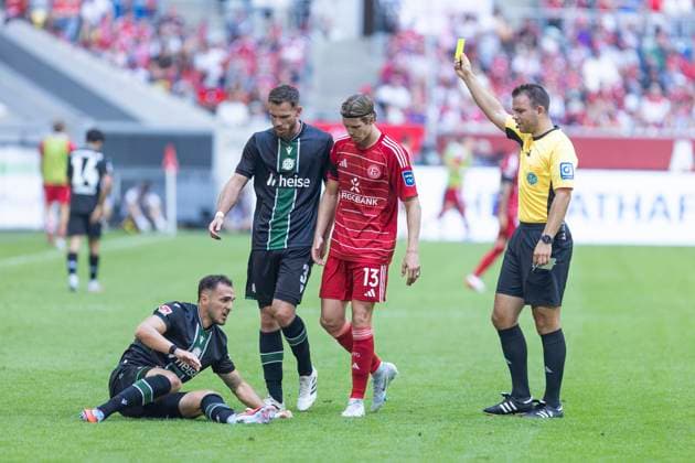 2 Fußball Bundesliga, Fortuna Düsseldorf Hannover 96 09 08 2025 Cedric Itten Fortuna Düsseldorf, 13 sees yellow card after foul on Virgil Ghita Hannover 96, 5 2 Fußball Bundesliga, Fortuna Düsseldorf Hannover 96, 2 Spieltag, am 09 08 2025, Merkur Spiel Arena, Düsseldorf DFL regulations prohibit any use of photographs as image sequences and or quasi video Copyright: xBEAUTIFULxSPORTS Meuselx