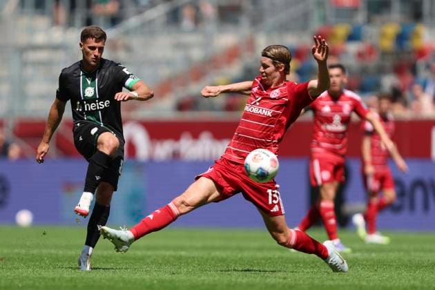 Enzo Leopold Hannover 96 and Cedric Itten Fortuna Duesseldorf battle for the ball during the 2 Bundesliga match between Fortuna Dusseldorf and Hannover 96, Merkur Spiel Arena on August 09, 2025 in Gelsenkirchen, Germany, Germany Photo by Oliver Kaelke DeFodi Images Enzo Leopold Hannover 96 and Cedric Itten Fortuna Duesseldorf battle for the ball during the 2 Bundesliga match between Fortuna Düsseldorf and Hannover 96 at Merkur Spiel Arena on August 9, 2025 in Gelsenkirchen, Germany Photo by Oliver Kaelke DeFodi Images DFB DFL REGULATIONS PROHIBIT ANY USE OF PHOTOGRAPHS AS IMAGE SEQUENCES AND OR QUASI VIDEO Photo by Oliver Kaelke DeFodi Images