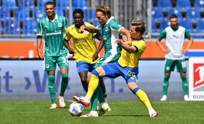 09 08 2025 Soccer Season 2025 2026 2 Soccer Bundesliga 02 Matchday Eintracht Braunschweig BTSV SpVgg Greuther Fürth Kleeblatt Sportfoto Zink xwoxzix DFL regulations prohibit any use of photographs as image sequences and or quasi video only for editorial use Mathias Flaga Olesen 8, SpVgg Greuther Fürth Lino Tempelmann 20, Eintracht Braunschweig BTSV EBS
