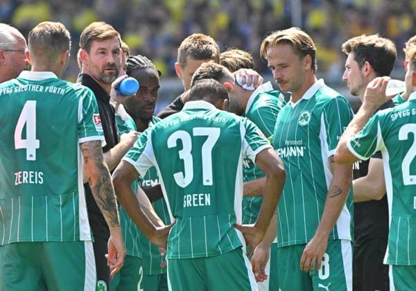 09 08 2025 Soccer Season 2025 2026 2 Soccer Bundesliga 02 Matchday Eintracht Braunschweig BTSV SpVgg Greuther Fürth Kleeblatt Sportfoto Zink MeZi xmexzix DFL regulations prohibit any use of photographs as image sequences and or quasi video only for editorial use Thomas Kleine Trainer SpVgg Greuther Fürth mit Philipp Ziereis 4, SpVgg Greuther Fürth Julian Green 37, SpVgg Greuther Fürth Mathias Flaga Olesen 8, SpVgg Greuther Fürth