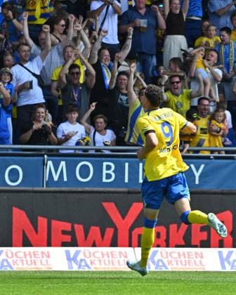 09 08 2025 Soccer Season 2025 2026 2 Soccer Bundesliga 02 Matchday Eintracht Braunschweig BTSV SpVgg Greuther Fürth Kleeblatt Sportfoto Zink MeZi xmexzix DFL regulations prohibit any use of photographs as image sequences and or quasi video only for editorial use Torjubel Jubel nach Treffer Tor Torschuß zum 2 1 durch Erencan Yardimci 9, Eintracht Braunschweig BTSV EBS