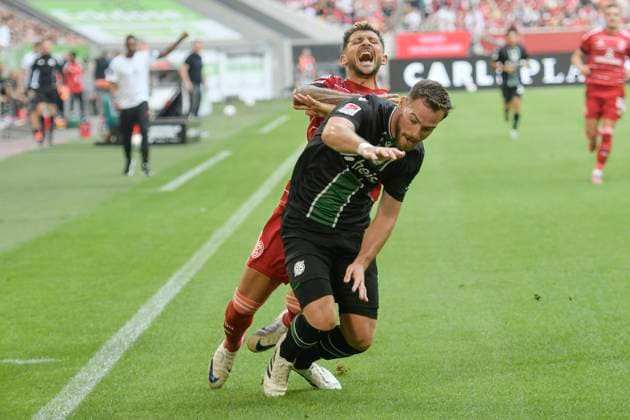 Boris Tomiak Hannover 3 re injured Matthias Zimmermann Duesseldorf 25 09 08 2025 Soccer Fortuna Duesseldorf vs Hannover 96 , Merkur Spiel Arena, Duesseldorf, DFB DFL REGULATIONS PROHIBIT ANY USE OF PHOTOGRAPHS AS IMAGE SEQUENCES AND OR QUASI VIDEO Copyright: xpepphotox xHorstxMauelshagenx pep00321, pep_2025089_hm_103785
