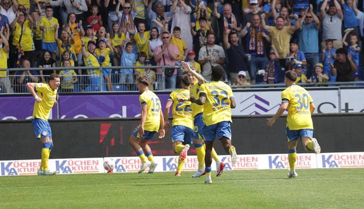 Goal celebration 2 1 by Erencan Yardimci Eintracht Braunschweig Football, Men, Season 2025 2026 2 BL, Eintracht Stadion, Eintracht Braunschweig vs Spielvereinigung Greuther Fuerth DFL REGULATIONS PROHIBIT ANY USE OF PHOTOGRAPHS AS IMAGE SEQUENCES AND OR QUASI VIDEO