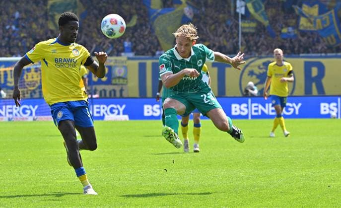 09 08 2025 Soccer Season 2025 2026 2 Soccer Bundesliga 02 Matchday Eintracht Braunschweig BTSV SpVgg Greuther Fürth Kleeblatt Sportfoto Zink MeZi xmexzix DFL regulations prohibit any use of photographs as image sequences and or quasi video only for editorial use Christian Joe Conteh 32, Eintracht Braunschweig BTSV EBS Jannik Dehm 23, SpVgg Greuther Fürth, rechts
