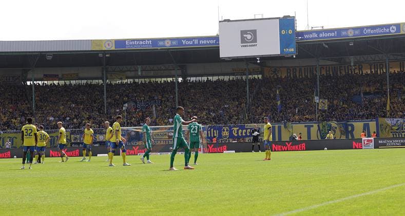 0 1 after videoassistent durc Felix Klaus SpVgg Greuther Fuerth Fussball, Herren, Saison 2025 2026 2 BL, Eintracht Stadion, Eintracht Braunschweig vs Spielvereinigung Greuther Fuerth DFL REGULATIONS PROHIBIT ANY USE OF PHOTOGRAPHS AS IMAGE SEQUENCES AND OR QUASI VIDEO