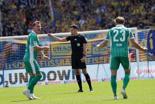 Felix Klaus SpVgg Greuther Fuerth cheers after video evidence , Referee Konrad Oldhafer 0 1 Football, Men, Season 2025 2026 2 BL, Eintracht Stadion, Eintracht Braunschweig vs Spielvereinigung Greuther Fuerth DFL REGULATIONS PROHIBIT ANY USE OF PHOTOGRAPHS AS IMAGE SEQUENCES AND OR QUASI VIDEO