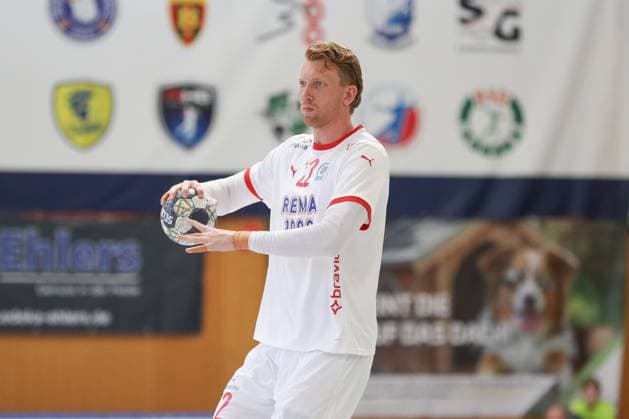 09 08 2025, xgox, Handball Heide Cup Aalborg Handbold Kolstad Handbold emspor, v l Simon Jeppsson Kolstad, 22 on the ball, plays the ball Schneverdingen