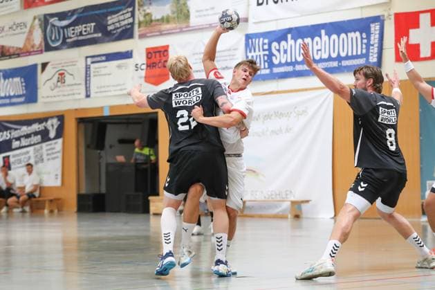 09 08 2025, xgox, Handball Heide Cup Aalborg Handbold Kolstad Handbold emspor, v l Rene Antonsen Aalborg, 22 , Leon Owrenn Bronken Kolstad, 6 duel, duel, fight, tackle Schneverdingen