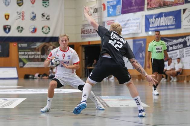 09 08 2025, xgox, Handball Heide Cup Aalborg Handbold Kolstad Handbold emspor, v l Bendedikt Gunnar Oskarsson Kolstad, 9 , Rene Antonsen Aalborg, 22 duel, duel, fight, tackle Schneverdingen