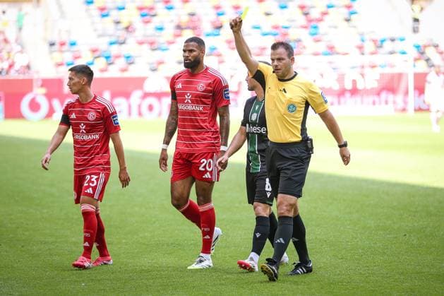 09 08 2025, Football, Fortuna Düsseldorf Hannover 96, 2 Fußball Bundesliga, Merkur Spiel Arena, Saison 2025 2026 Referee Wolfgang Haslberger Yellow card for Boris Tomiak Hannover96 03 DFB regulations prohibit any use of photographs as image sequences and or quasi video Nordrhein Westfalen Germany