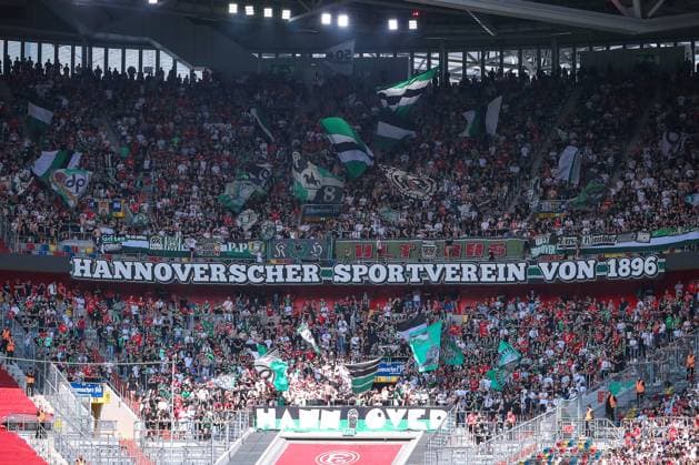 09 08 2025, Football, Fortuna Düsseldorf Hannover 96, 2 Fußball Bundesliga, Merkur Spiel Arena, Season 2025 2026 Feature Fans Ultras in the stands Gästefans Gästeblock Fankurve DFB regulations prohibit any use of photographs as image sequences and or quasi video Nordrhein Westfalen Germany