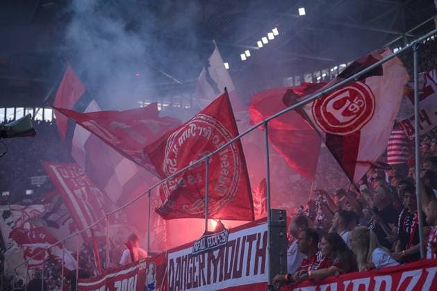 09 08 2025, Football, Fortuna Düsseldorf Hannover 96, 2 Fußball Bundesliga, Merkur Spiel Arena, Saison 2025 2026 Feature Fans Ultras on the stands bengal fire DFB regulations prohibit any use of photographs as image sequences and or quasi video Nordrhein Westfalen Germany