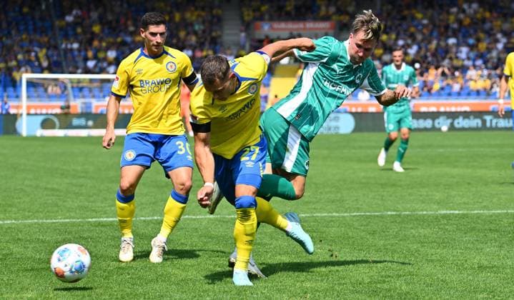 09 08 2025 Soccer Season 2025 2026 2 Soccer Bundesliga 02 Matchday Eintracht Braunschweig BTSV SpVgg Greuther Fürth Kleeblatt Sportfoto Zink xwoxzix DFL regulations prohibit any use of photographs as image sequences and or quasi video only for editorial use Robin Heußer Heusser 30, Eintracht Braunschweig BTSV EBS Sven Köhler Köhler 27, Eintracht Braunschweig BTSV EBS Felix Klaus 30, SpVgg Greuther Fürth
