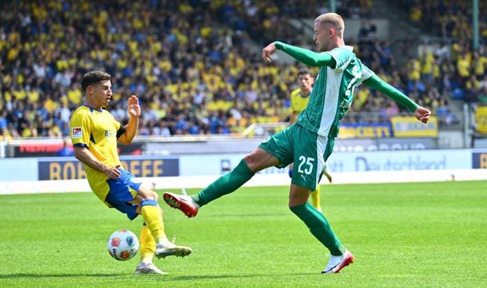 09 08 2025 Soccer Season 2025 2026 2 Soccer Bundesliga 02 Matchday Eintracht Braunschweig BTSV SpVgg Greuther Fürth Kleeblatt Sportfoto Zink xwoxzix DFL regulations prohibit any use of photographs as image sequences and or quasi video only for editorial use Robin Heußer Heusser 30, Eintracht Braunschweig BTSV EBS Brynjar Ingi Bjarnason 25, SpVgg Greuther Fürth