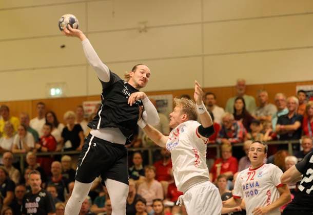 Photo Lukas Nilsson Aalborg throws against Magnus GULLERUD Kolstad , right handball men international, pre-season preparation at the Heide Cup in Schneverdingen on Sat 09 08 2025 Aalborg BK Kolstad IL