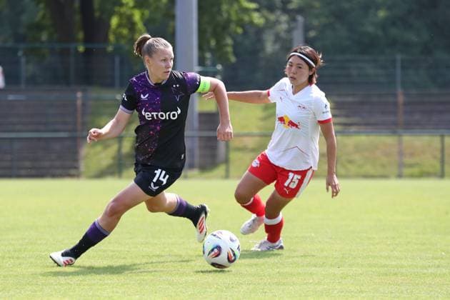 Test match women RB Leipzig vs Slavia Prague, 09 08 25 captain Lucie Bendova 14, Slavia Prague in front of Kai Kadowaki 15, RB Leipzig soccer, Google Pixel Womens Bundesliga, season 2025 2026, test match preparation RB Leipzig vs Slavia Prague on 09 08 25 at Stadion am Bad, Markranstädt Copyright: xBEAUTIFULxSPORTS JanxKaeferx